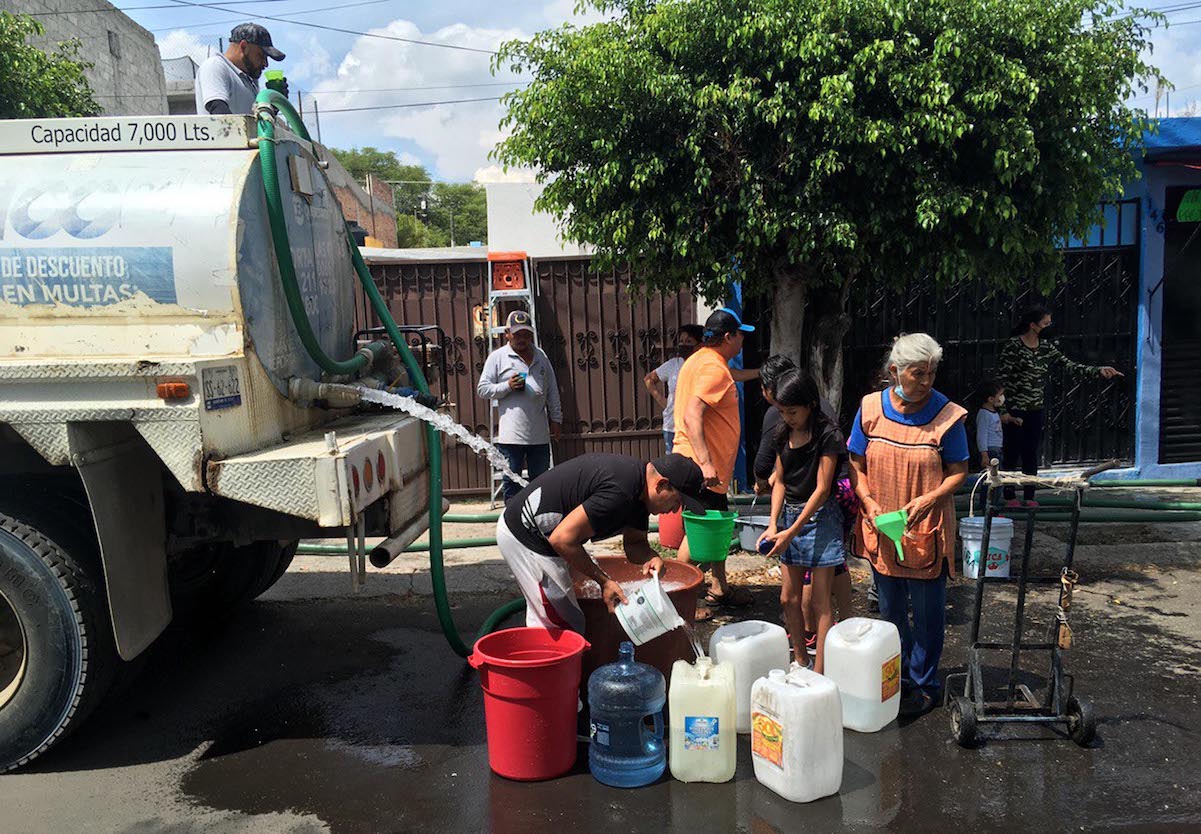 CEA suministra agua en pipas a colonias de Querétaro; llevan una semana sin el líquido
