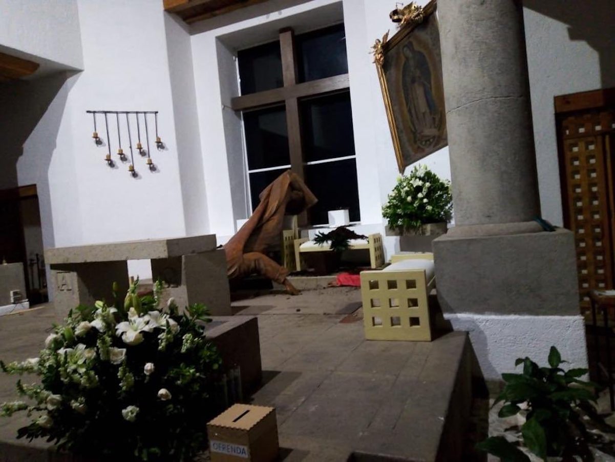 Vandalizan iglesia de Jurica; rompen imágenes y ventanas 