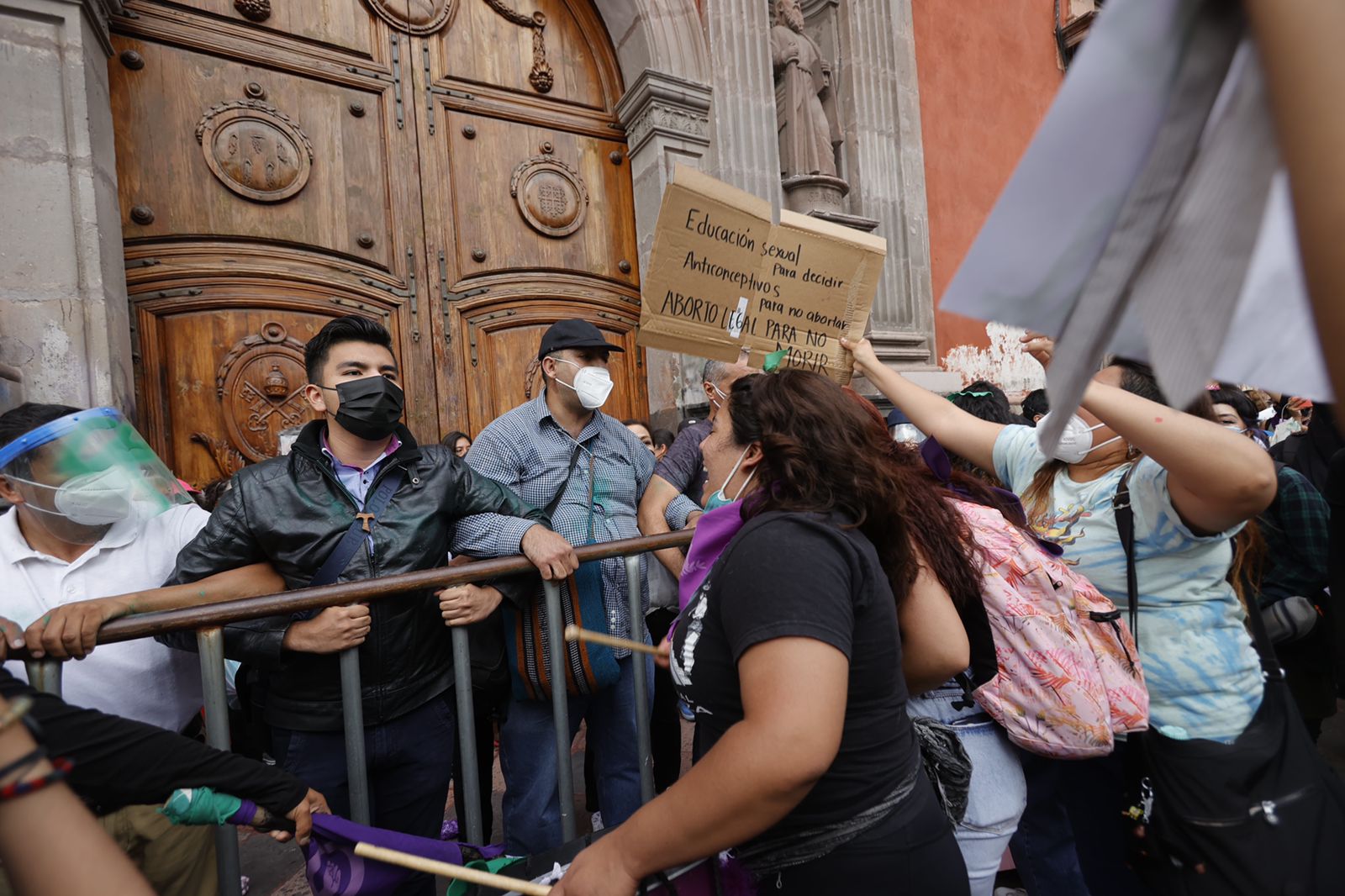28S. Feministas en Querétaro enfrentan a grupo provida y prenden fuego a la Secretaría de Gobierno