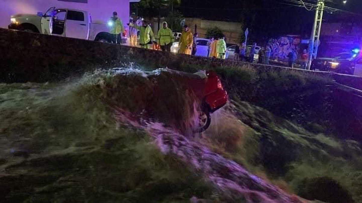 Rescatan un cadáver y otro está desaparecido, tras caída de un auto al dren de Candiles 