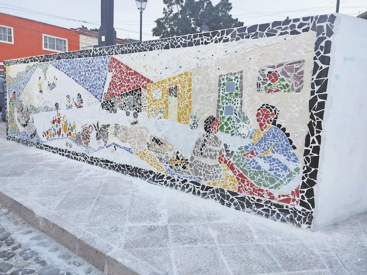 En un mural de azulejos, se rescata la historia del barrio queretano del Tepe