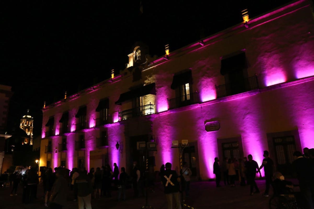 Iluminan de color rosa La Casa de la Corregidora
