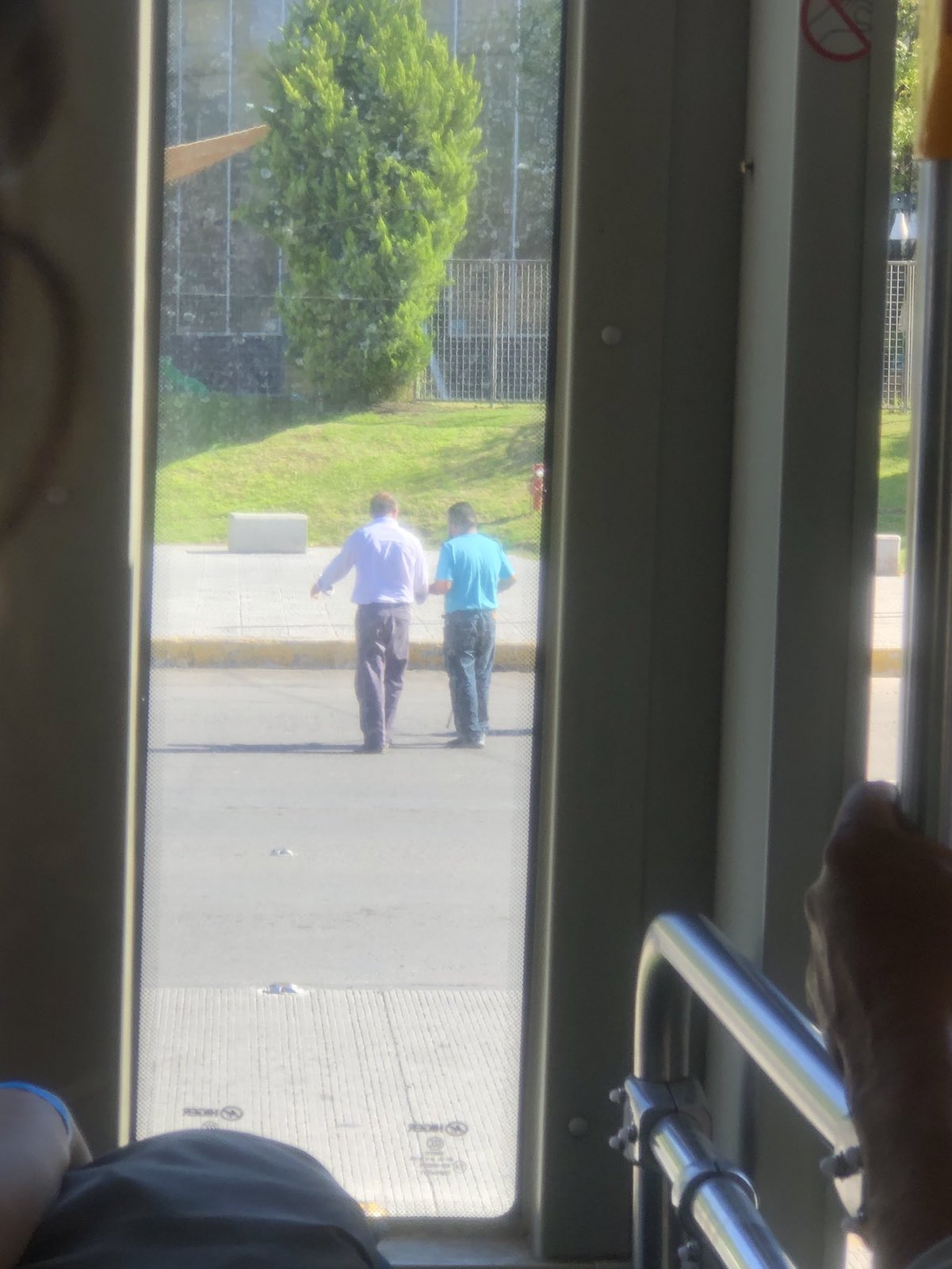 Chofer de transporte público baja de la unidad para auxiliar a persona ciega en Querétaro; las redes le aplauden