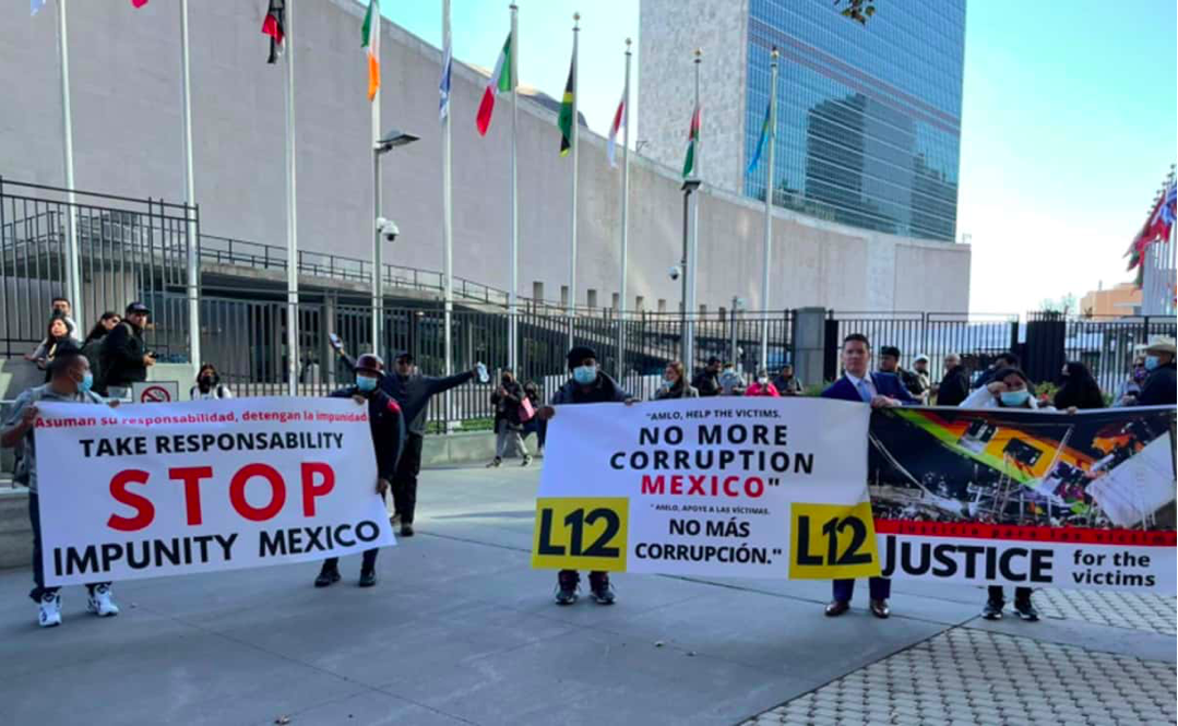 Víctimas de la Línea 12 protestan durante mensaje de AMLO ante la ONU