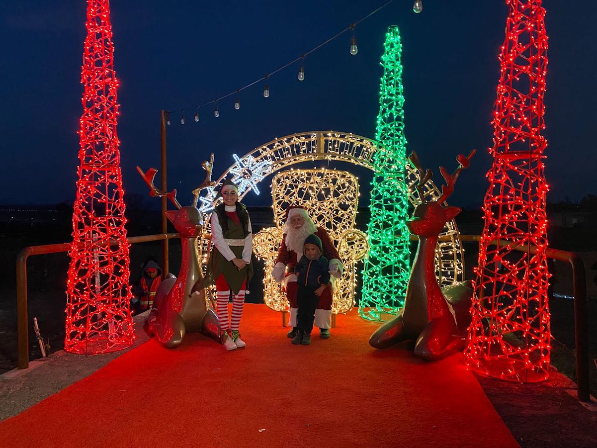 Más de mil personas acuden a la inauguración del parque navideño de Querétaro
