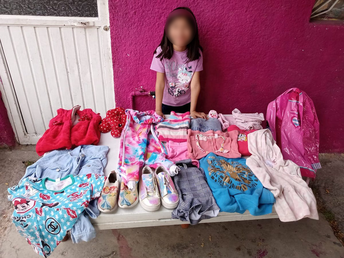 Niña saca su closet para vender en Querétaro; quiere ser emprendedora 