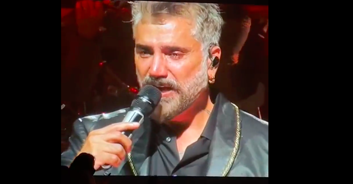 Alejandro Fernández se suelta en llanto cantando "Acá entre nos" 