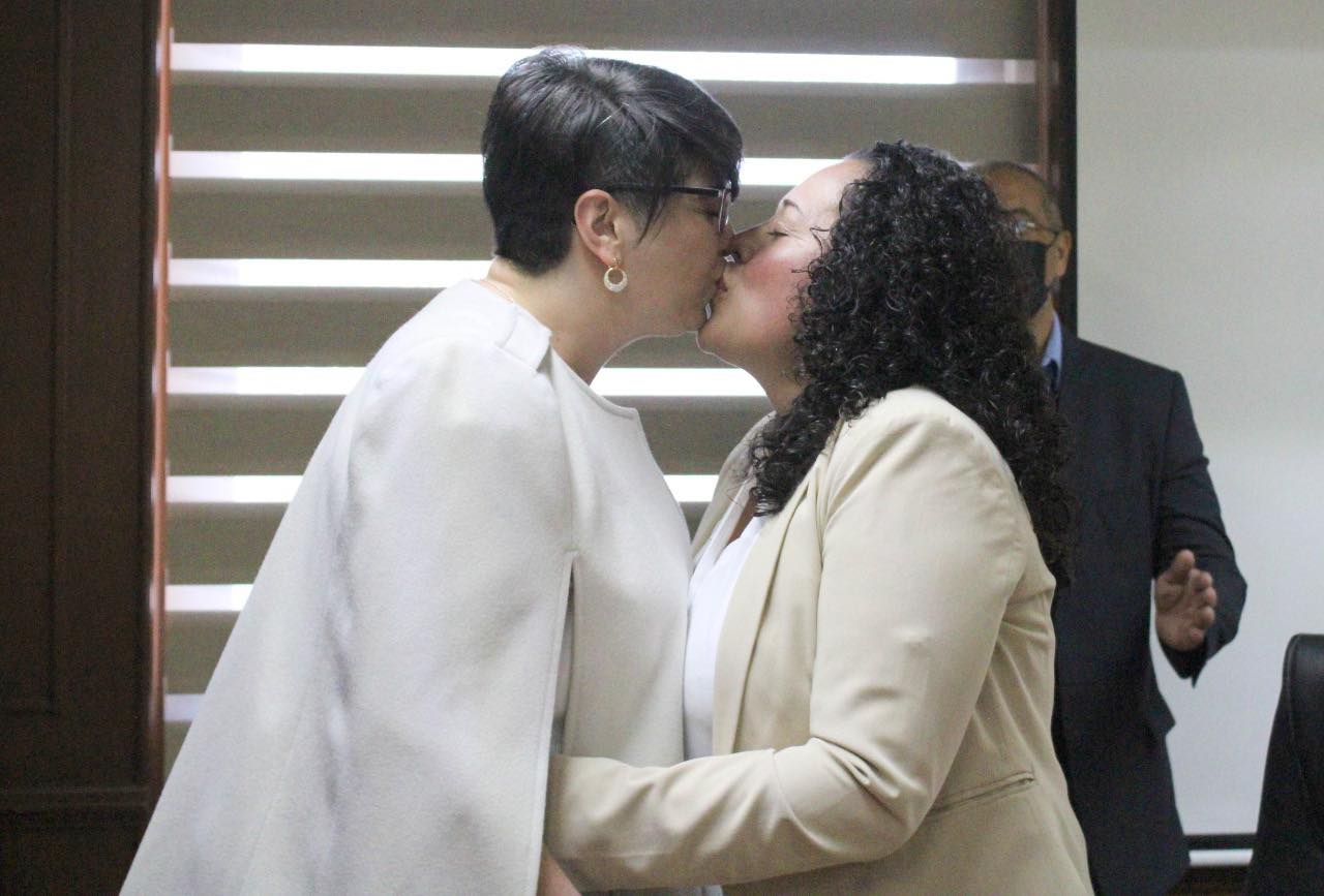 Se casa la primera pareja del sexo femenino en Querétar