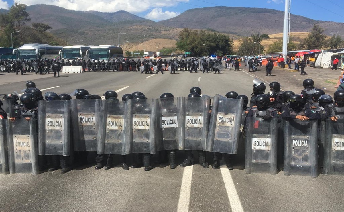 Se enfrentan normalistas de Ayotzinapa y policías en la Autopista del Sol