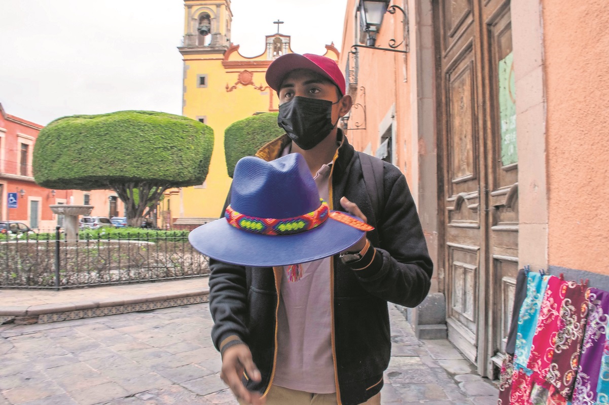 Jesús, el joven guerrerense que vende sombreros y pulseras en Querétaro 