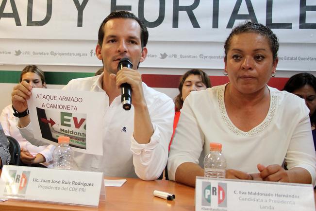 El presidente estatal del PRI, Juan José Ruiz, mostró el sábado pasado una imagen  de un impacto de bala que recibió el 15 de junio la camioneta de la aspirante Eva Maldonado. / Foto: Especial  
