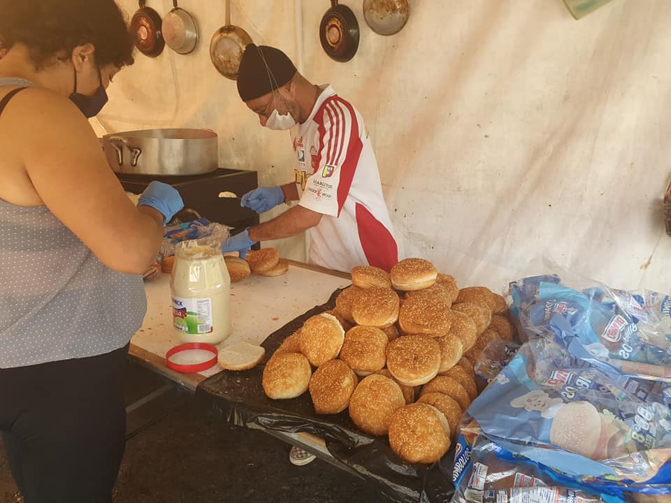 Queretanos preparan hamburguesas, papas y refresco para las personas sin hogar