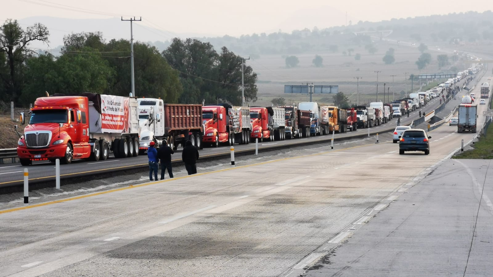 Reportan cierre parcial de la México-Querétaro; hay congestión vial