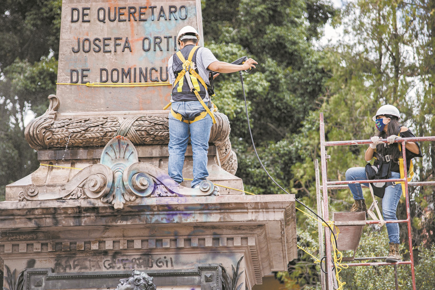 Aficionados al Cruz Azul sí pintaron el monumento a Doña Josefa Ortiz de Domínguez