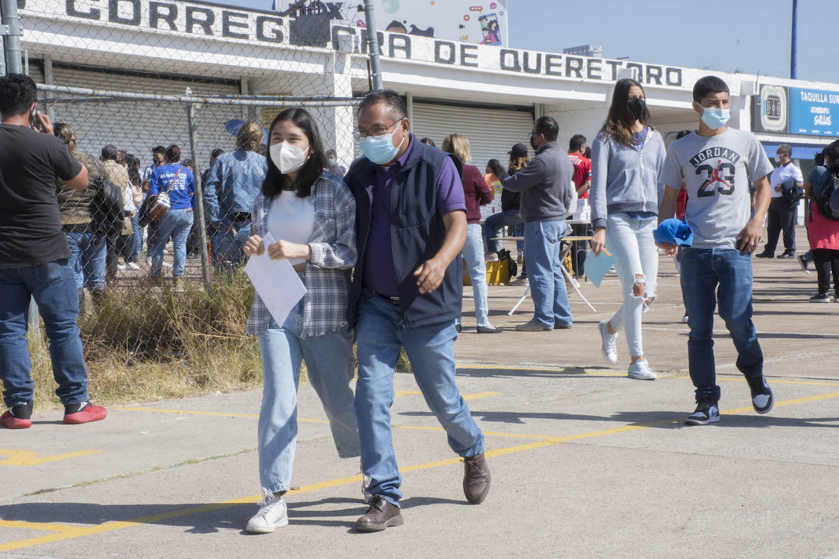 Nervios los traicionan; adolescentes reciben primera dosis contra el Covid-19 en Querétaro