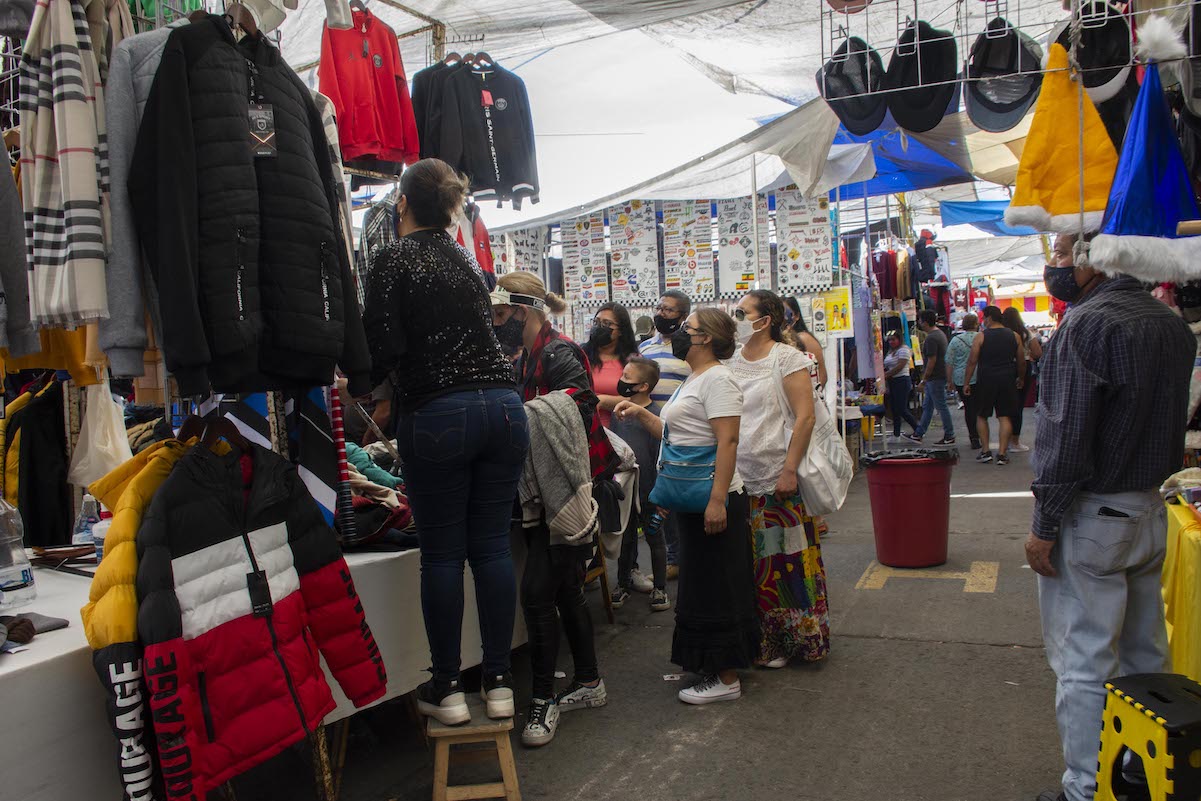 Tianguistas no tienen para pagar; piden apoyo para cumplir con reemplacamiento en Querétaro