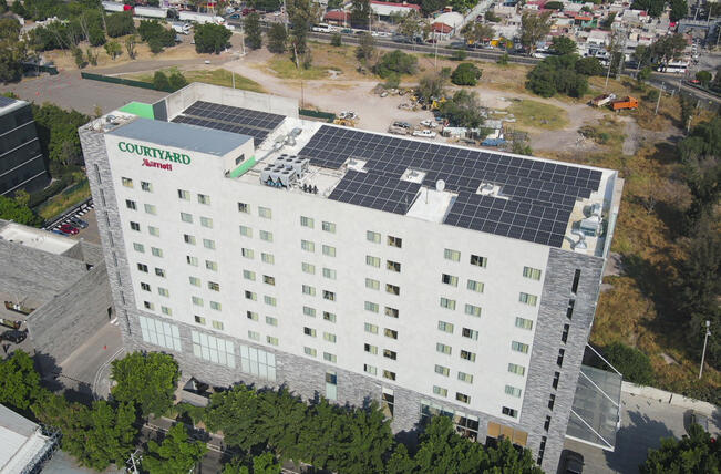 El Courtyard by Marriott, el primer hotel de Quer&eacute;taro que operar&aacute; 100 con energ&iacute;a renovable