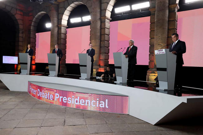 En debate del INE, candidatos se van contra el puntero