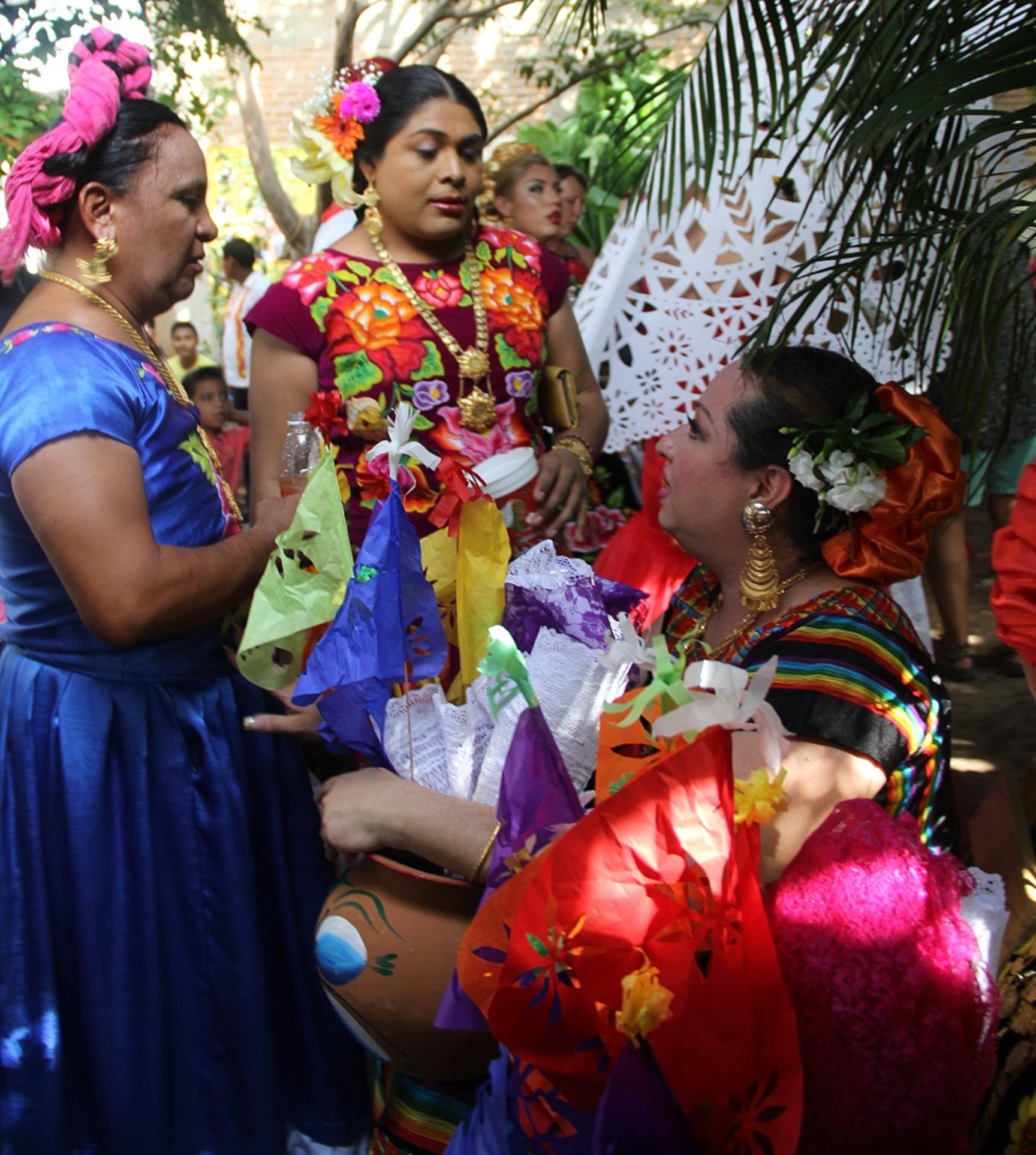 Muxes en el 40 aniversario por la defensa de la identidad en Oaxaca buscando erradicar la discriminaci&oacute;n