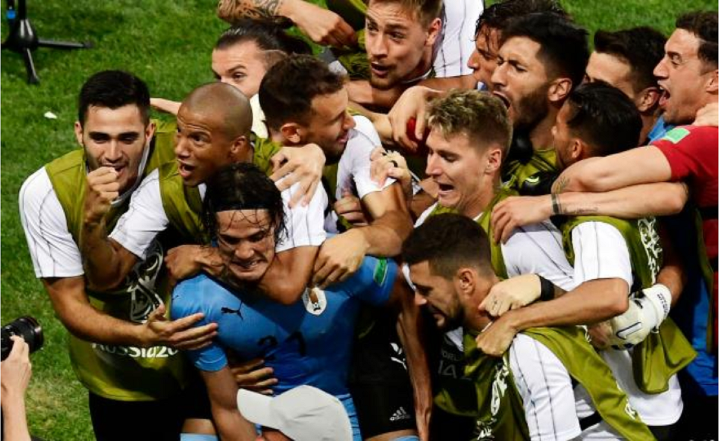 Con doblete de Cavani, Uruguay avanza a cuartos de final