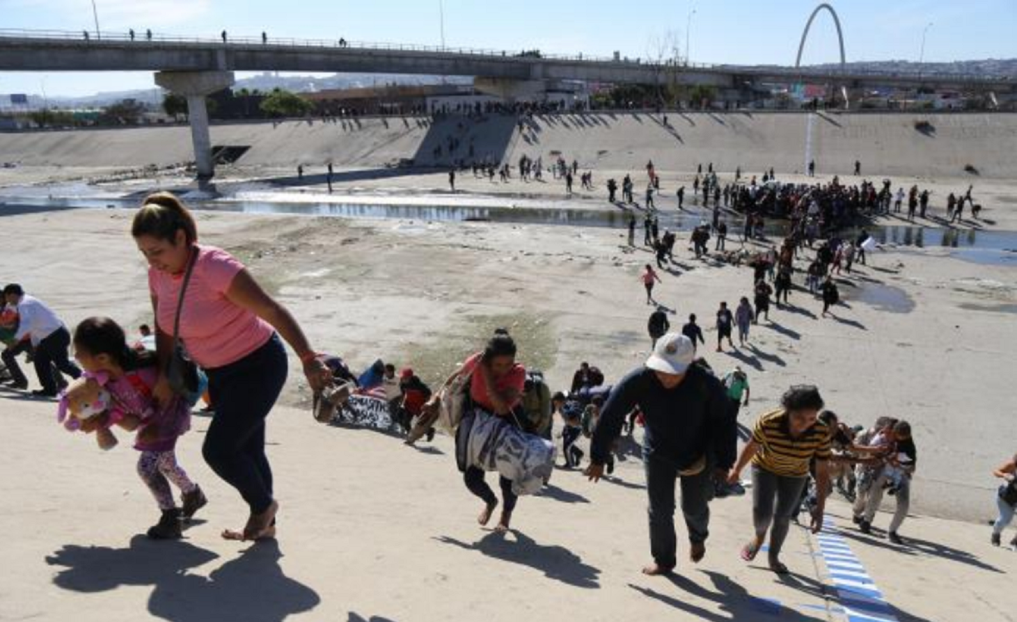 Ayer, cerca de 500 centroamericanos intentaron cruzar la frontera con EU, en donde fueron repelidos con gases lacrim&oacute;genos y balas de goma