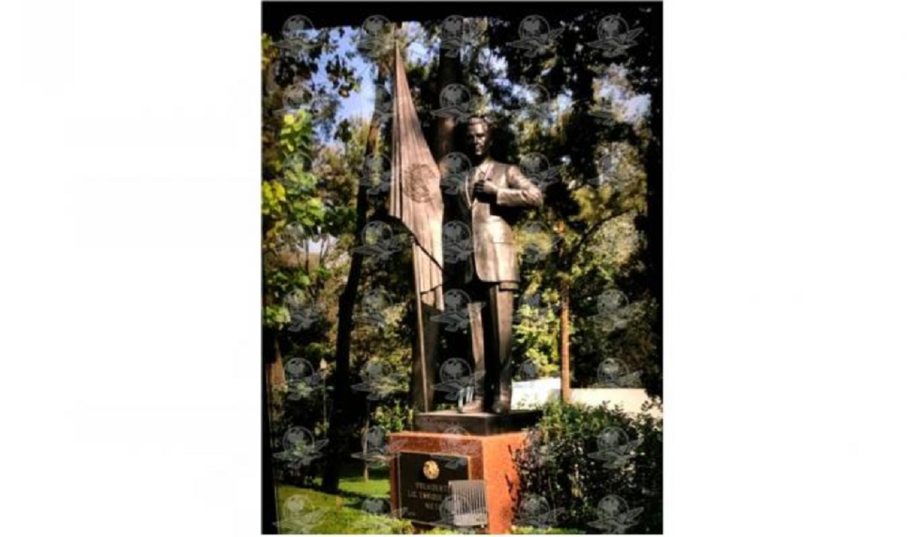 La estatua de Pe&ntilde;a Nieto ya se encuentra en Los Pinos