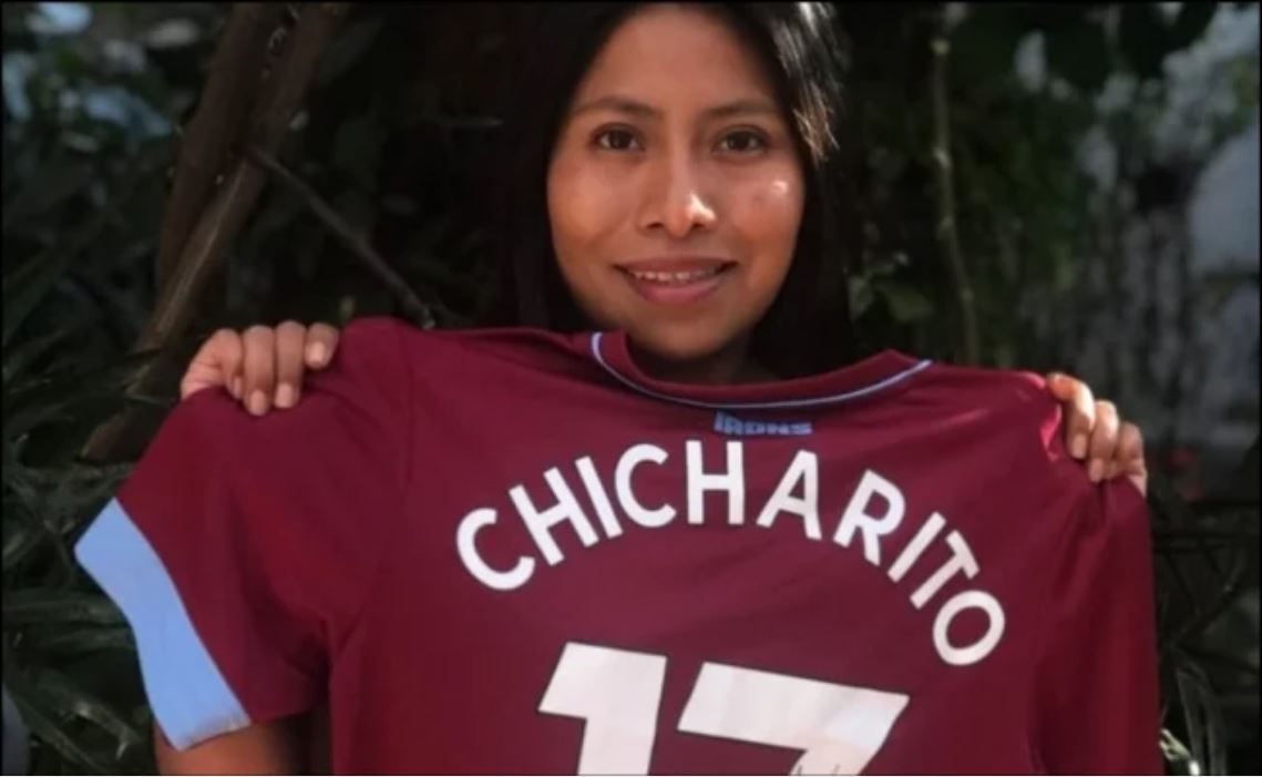 'Chicharito' env&iacute;a jersey del West Ham a Yalitza Aparicio
