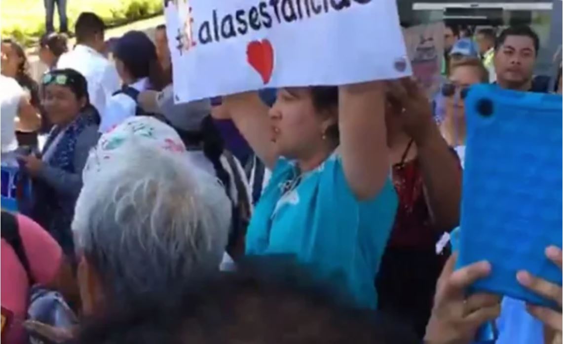 Reciben a AMLO con protestas en Acapulco por estancias infantiles