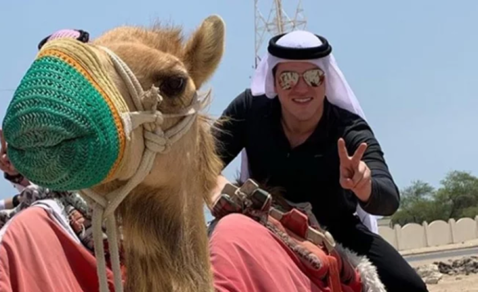 Critican a senador por turistear en Qatar