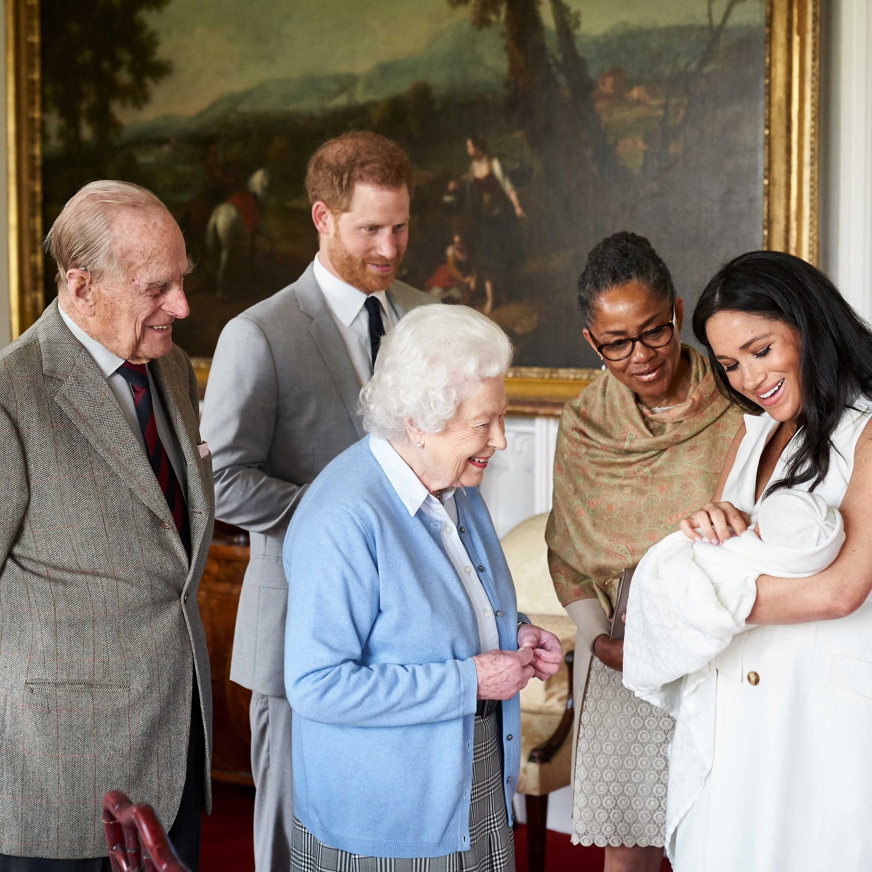 Los duques de Sussex presentan su beb&eacute; Archie Harrison a la reina Isabel II