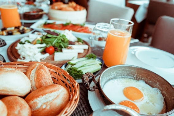 Qu&eacute; alimentos debes incluir en el desayuno si tienes colitis