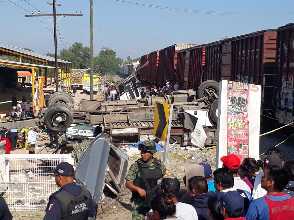 #Avance | Suman 9 muertos tras choque de unidad de transporte contra el tren, en SJR