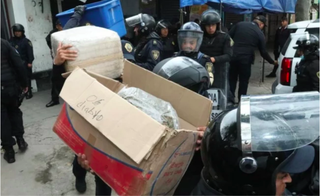 Un t&uacute;nel, 31 detenidos, droga y 1.5 millones de pesos, saldo durante operativo en Tepito