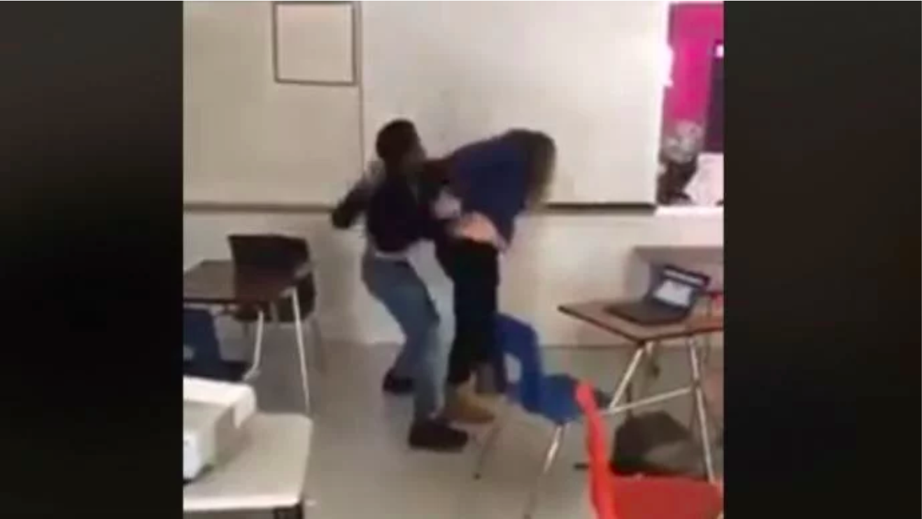 Maestra y estudiante se pelean en sal&oacute;n de clases