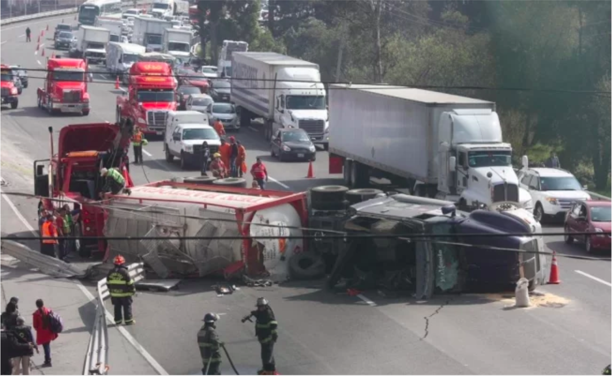 Captan volcadura de tr&aacute;iler en la autopista M&eacute;xico-Toluca; reportan lesionados
