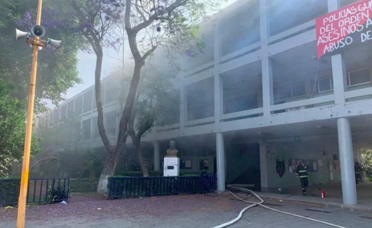 Reportan incendio en prepa 8 de la UNAM