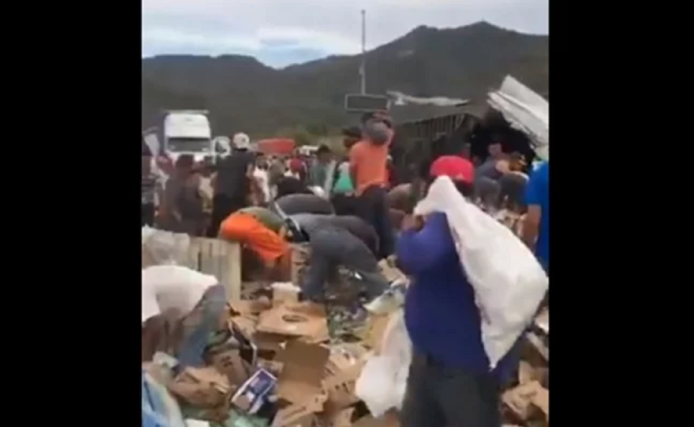 Rapi&ntilde;a. Roban az&uacute;car de tr&aacute;iler volcado en Celaya, Guanajuato