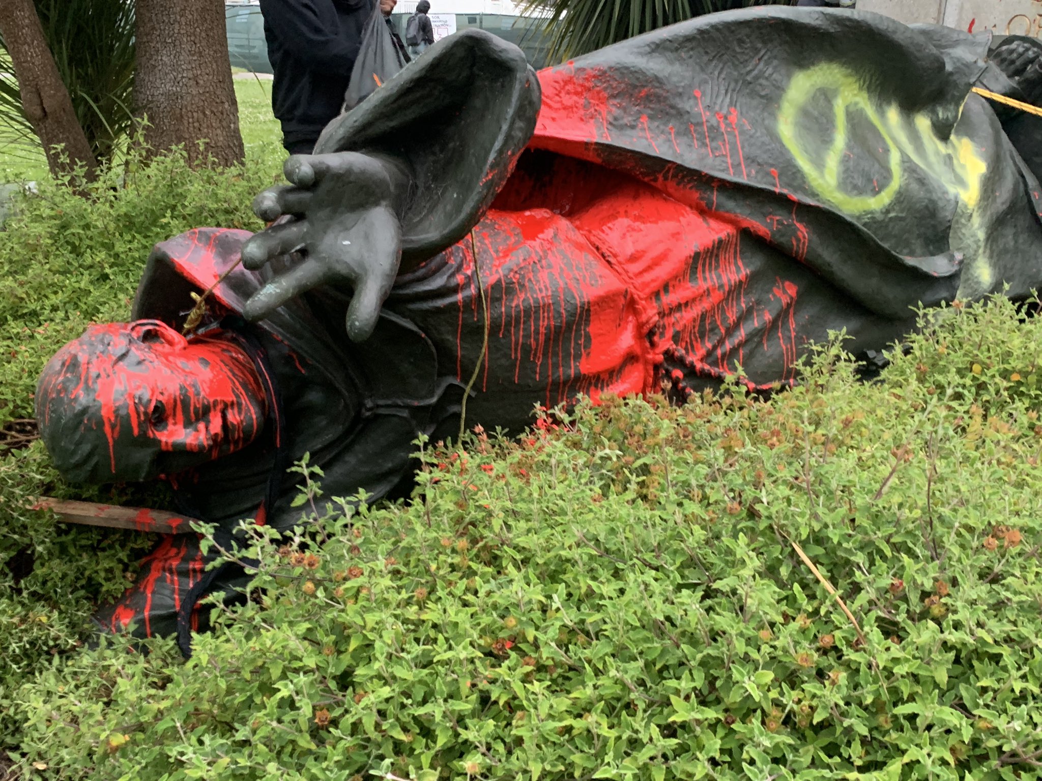 Derriban estatua de Fray Jun&iacute;pero Serra en San Francisco, California