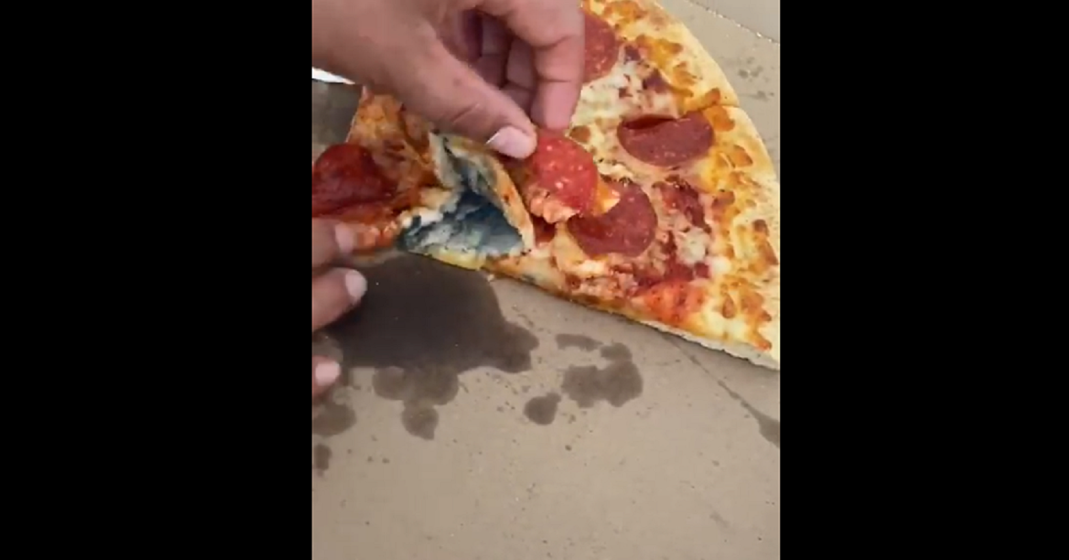 Cadena de pizza vende pasta enlamada en Quer&eacute;taro, denuncian en redes sociales