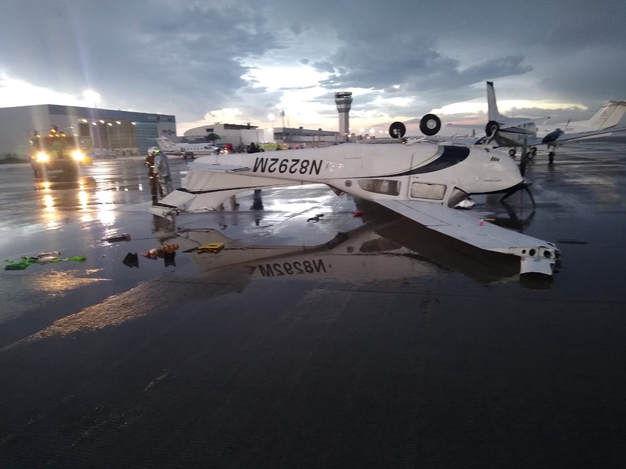 Viento arrastra casi 20 aeronaves en el Aeropuerto de Quer&eacute;taro