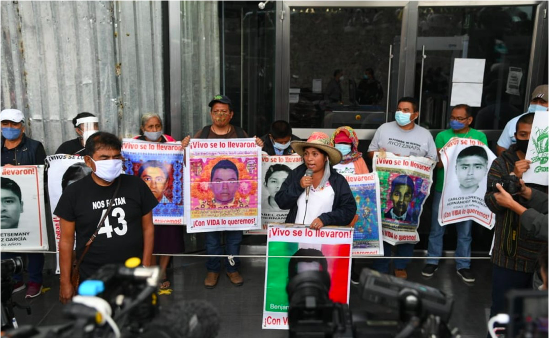 Padres de los 43 normalistas desaparecidos de Ayotzinapa se manifiestan en la FGR