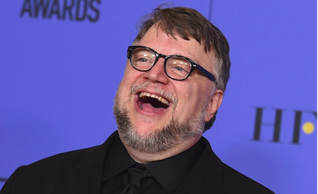 Guillermo del Toro regala vuelos a mexicanos