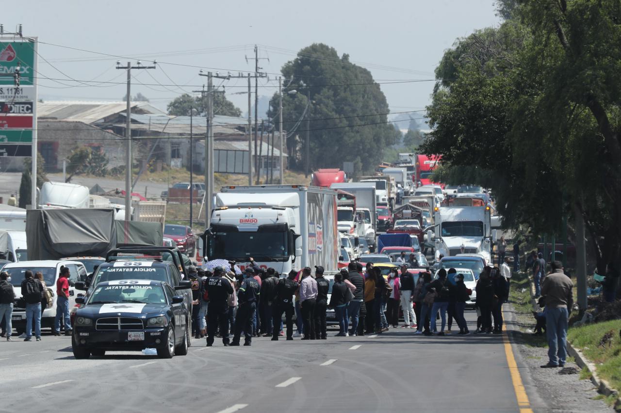 Personal m&eacute;dico bloquea carretera Toluca-Tenango para exigir vacunas antiCovid