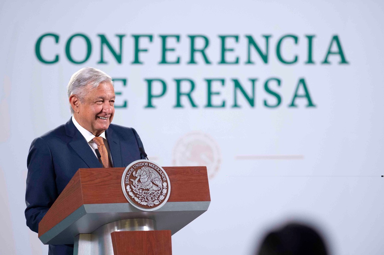 L&oacute;pez Obrador promete a la UAQ recursos para vacuna mexicana