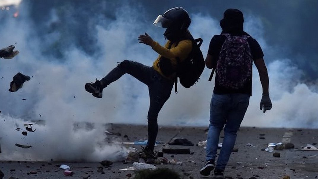 Protestas en Colombia: im&aacute;genes que dejan los violentos enfrentamientos entre manifestantes y polic&iacute;a