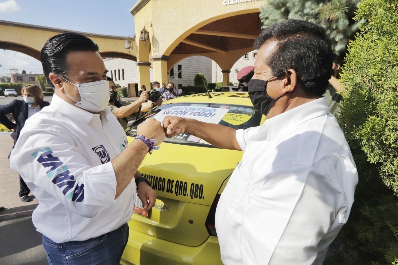 Luis Nava ofrece seguro de vida a taxistas
