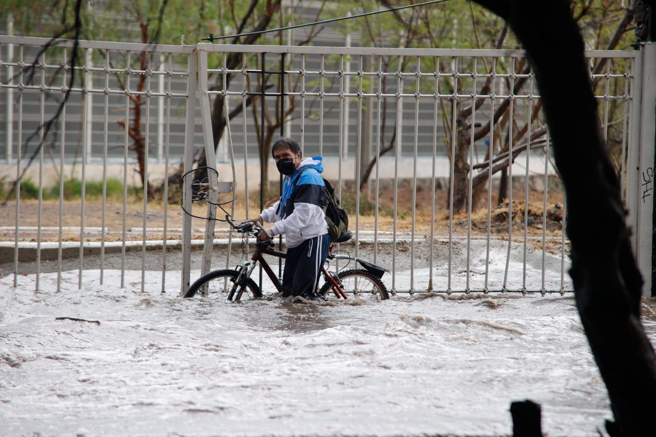 Inundaciones, autos varados y ca&iacute;da de barda, saldo de lluvia