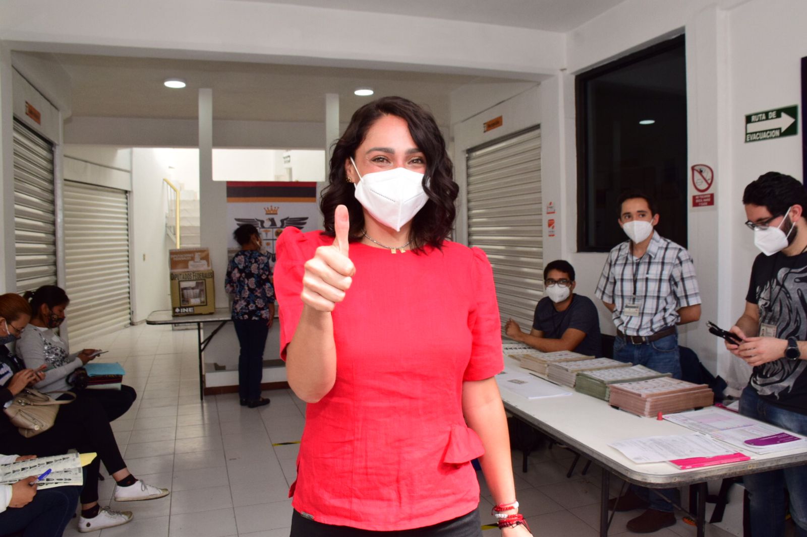 Abigail Arredondo, candidata del PRI a la gubernatura, emite su voto