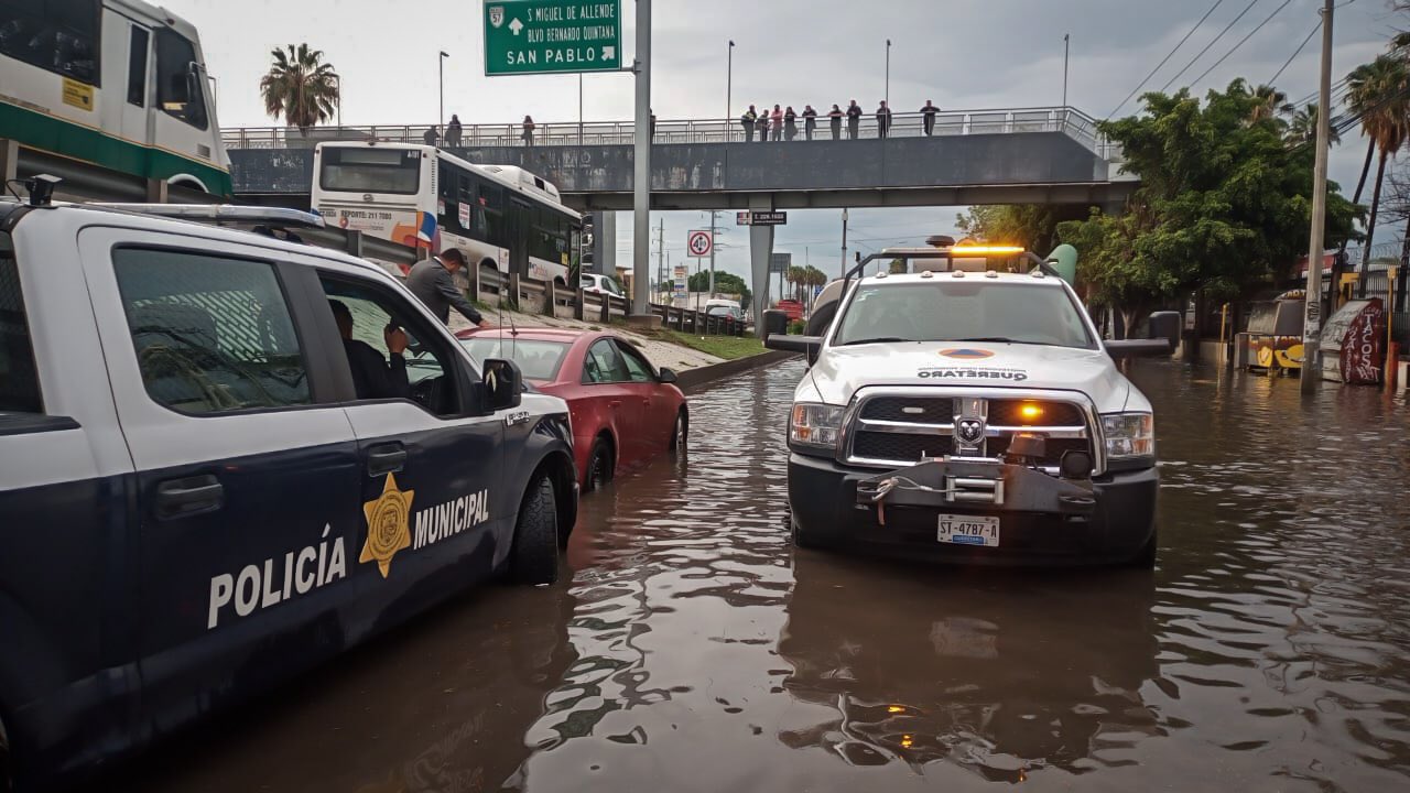 La lluvia de este lunes colapsa a la Avenida 5 de Febrero, en la capital queretana