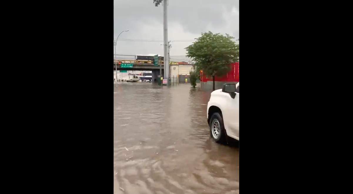 Llueve, colapsan vialidades y se quedan varados 9 autos en la capital de Quer&eacute;taro
